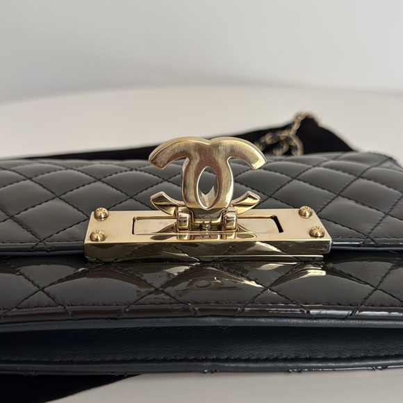 CHANEL *RARE* Grey Quilted Patent Leather Wallet on Chain Bag with Dust Cover - Picture 4 of 16